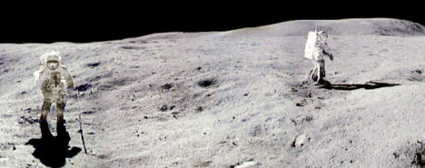 El astronauta Charles Duke, repetido, en una composición panorámica de varias fotografías, durante el primer paseo lunar del Apollo 16 (Imagen: NASA, ensamblado por Mike Constantine).